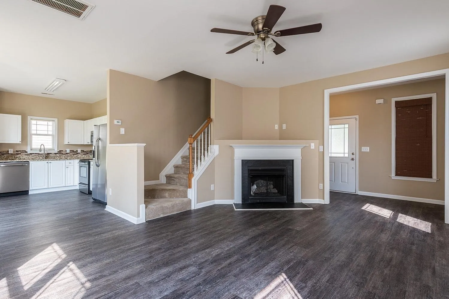 3 bed, 2.5 bath, 1420 sqft, $1,795 — Photo 2