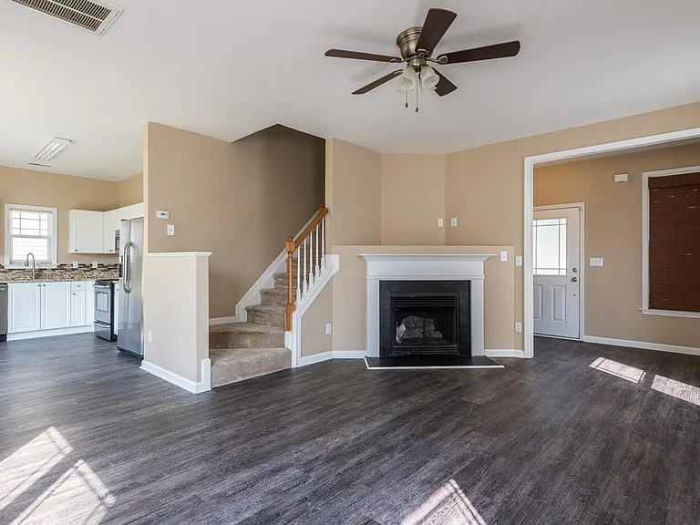 104 Hutson Ln — Photo 2