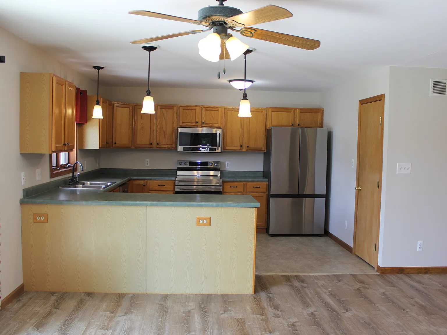 3 bed, 2400 sqft, $3,900 — Photo 4