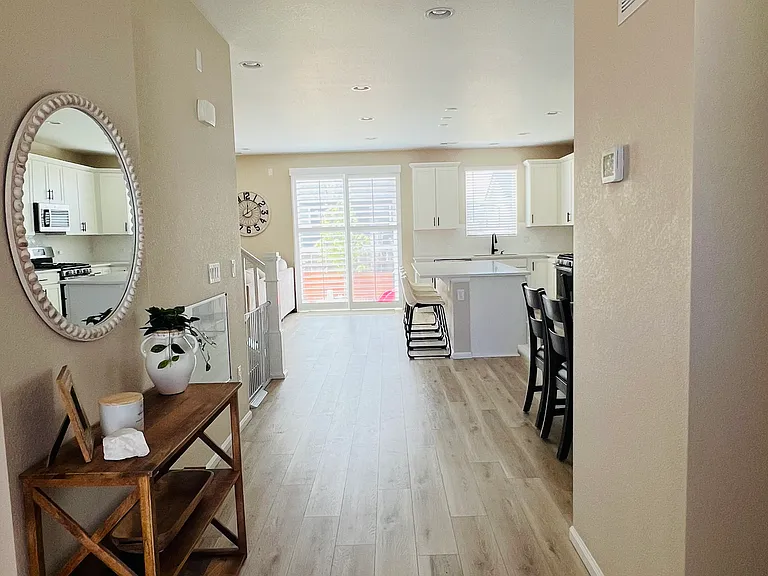 48 N Edge Cliff St — Photo 2