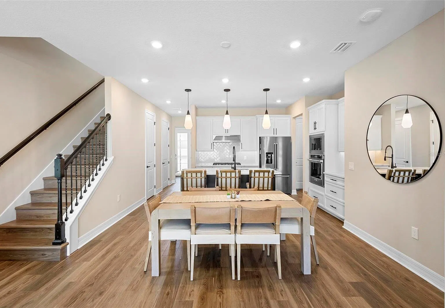 3 bed, 2014 sqft, $4,150 — Photo 4