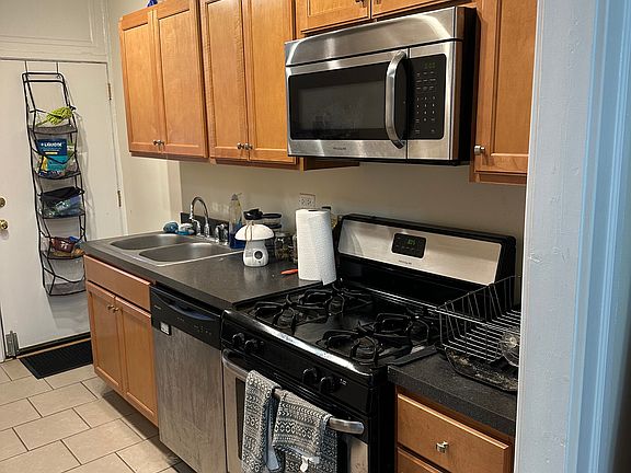 Kitchen, cabinet wall