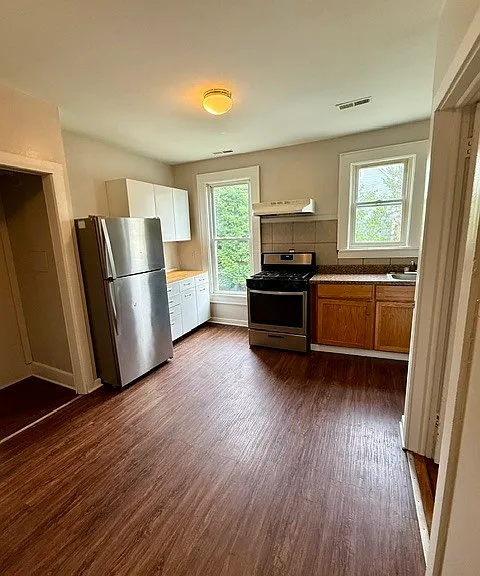 384 Gregory St — Photo 2