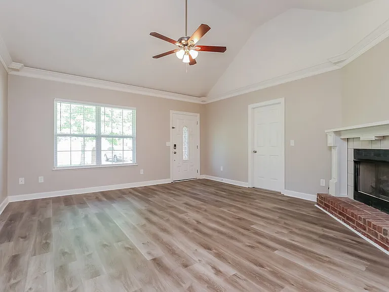 407 Cindi Ct — Photo 3