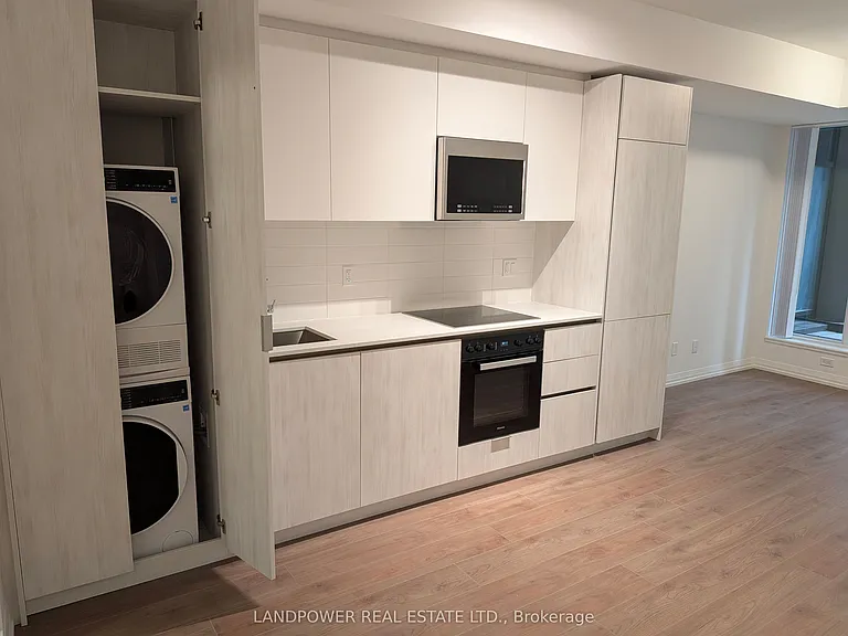 400 King St W #510 — Photo 4