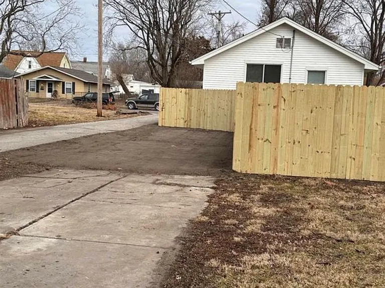 1516 E Cummins Ave — Photo 3