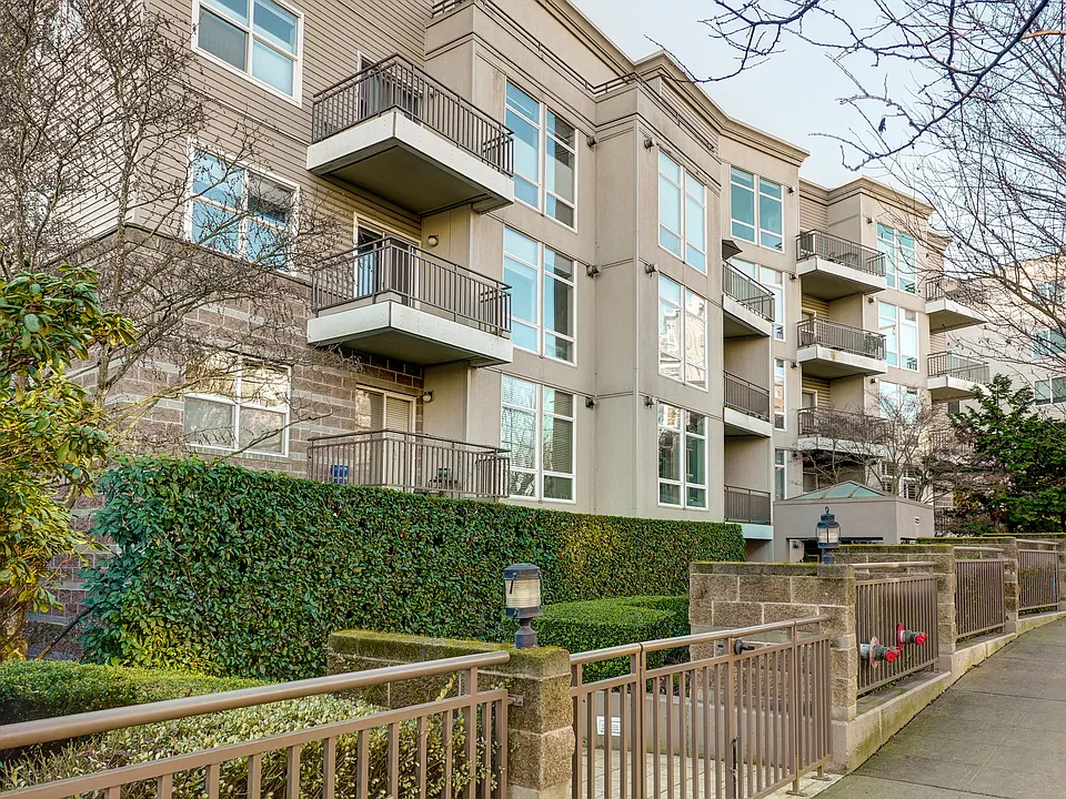 3221 SW Avalon Way #313