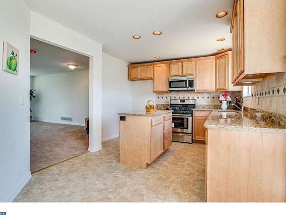 4th image of 32 N Sherman Dr