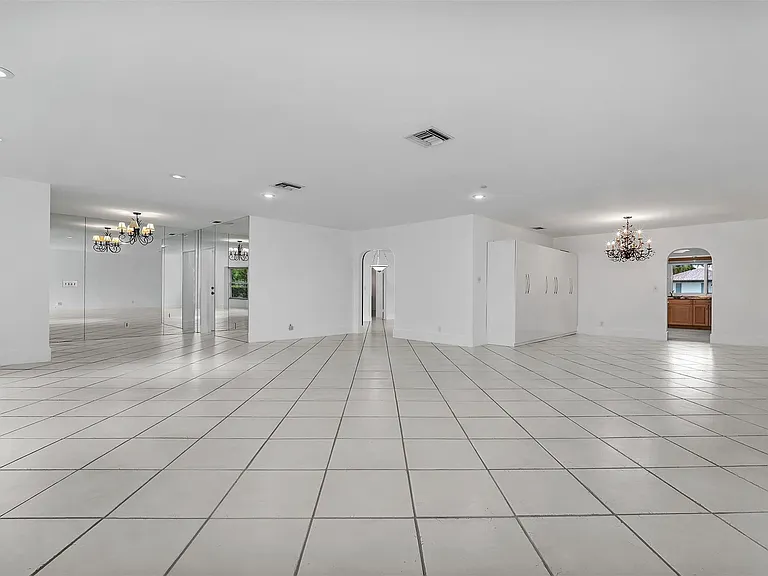 2427 Sea Island Dr — Photo 14