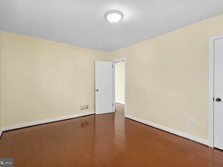 10112 Sutherland Rd — Photo 16
