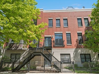 948 W College Pkwy #2, Chicago, IL, 60608
