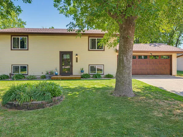 745 Dale St SW, Hutchinson, MN 55350