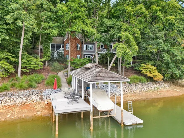 870 Oakshire Ln, Wirtz, VA 24184
