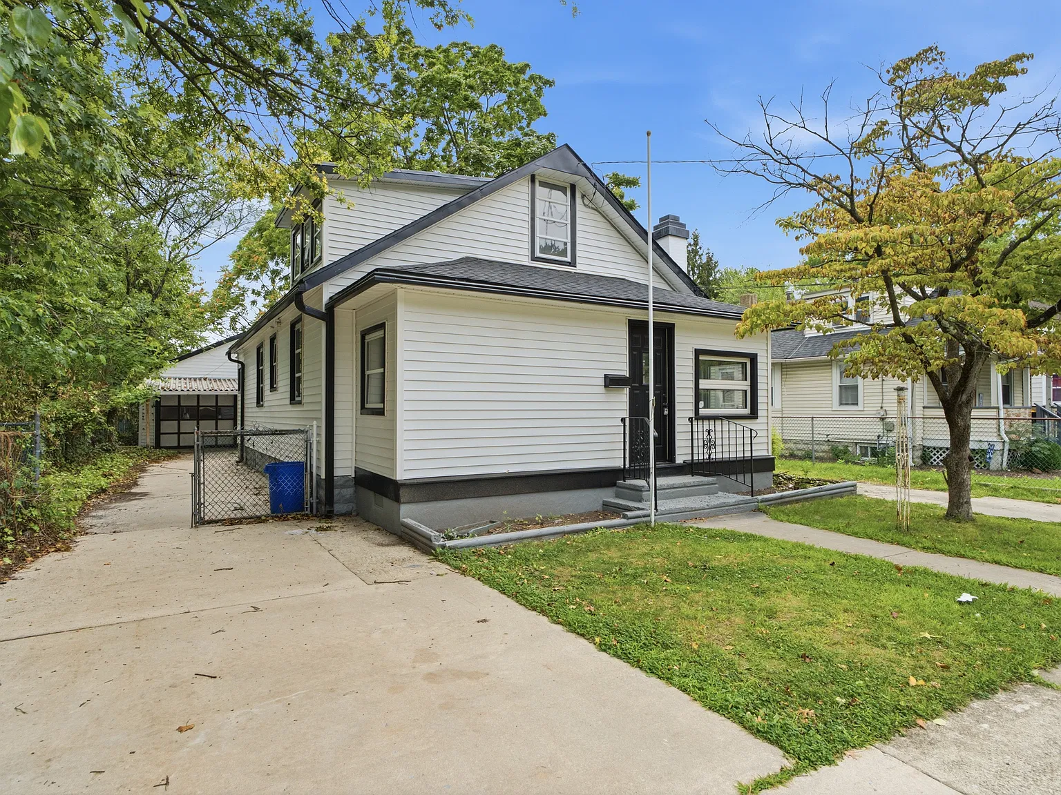 3 bed, 1.5 bath, 1443 sqft, $2,795 — Photo 2
