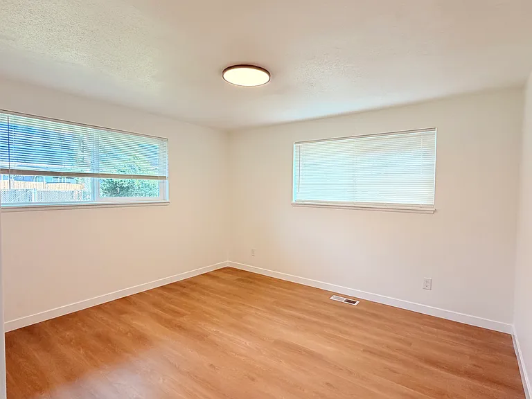 7233 Tacoma Ave S — Photo 18