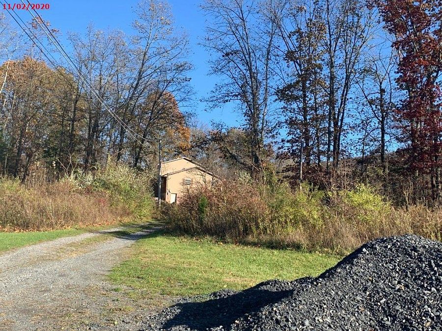 2nd image of 1446A Poplar Valley Rd E