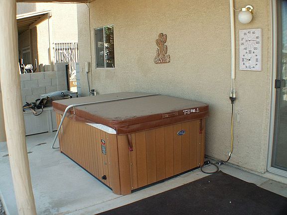 Portable hot tub included