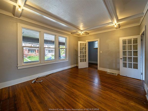 3rd image of 1076 Dougall Ave