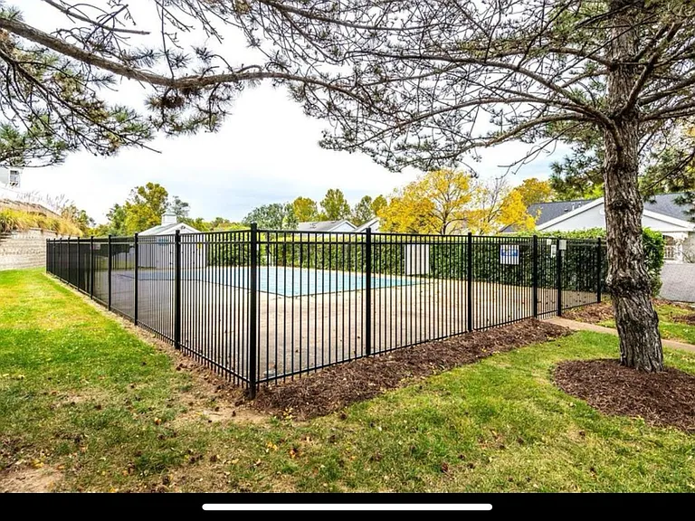 1210 Creve Coeur Crossing Ln #H — Photo 27
