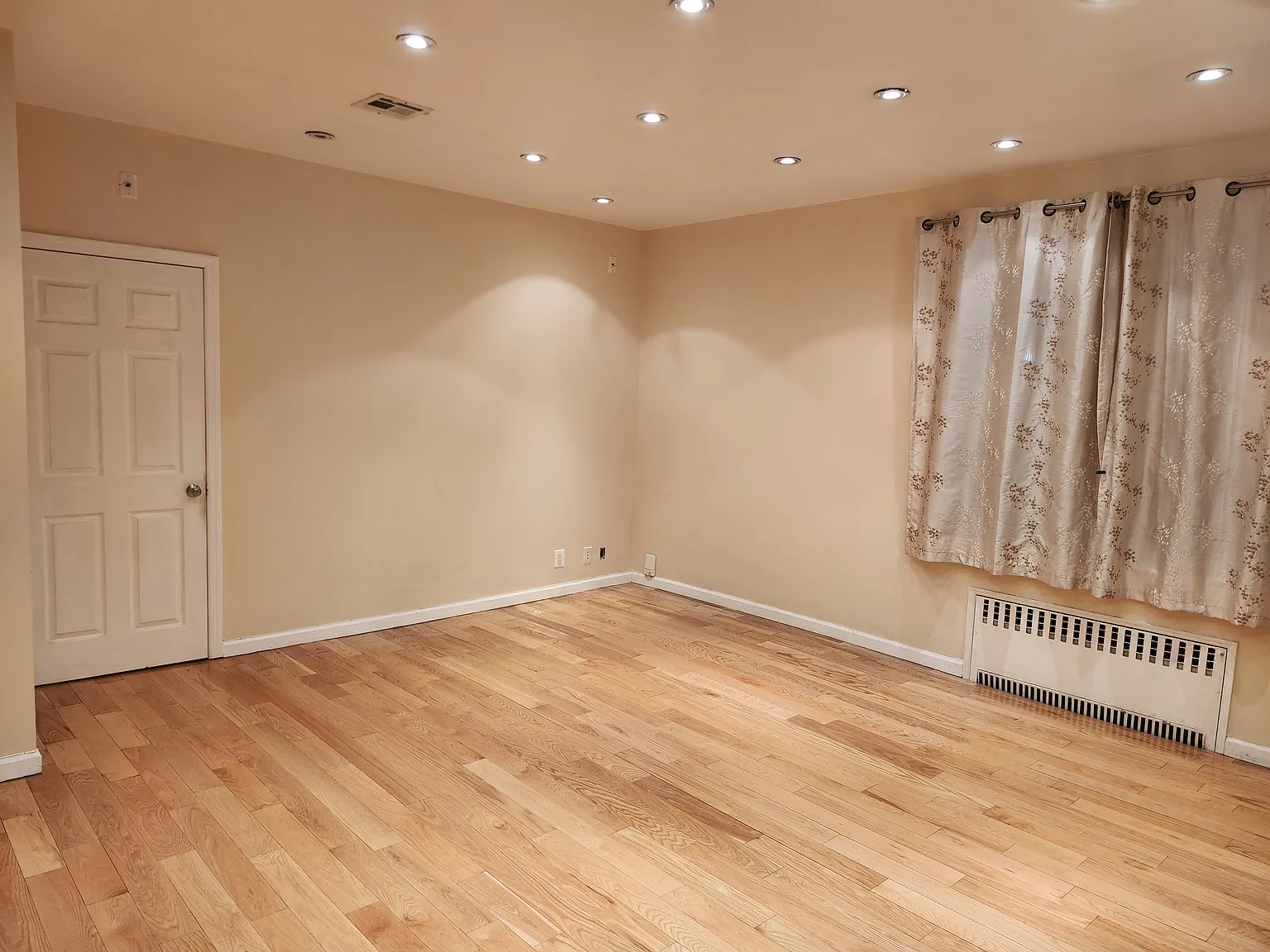 3 bed, 1100 sqft, $3,500 — Photo 1