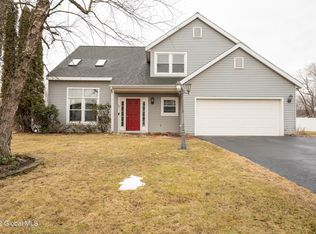 17 Rockefeller Blvd, Rensselaer, NY 12144