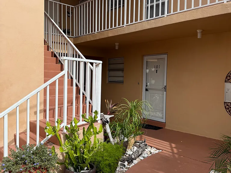 1195 Clam Ct #202 — Photo 5