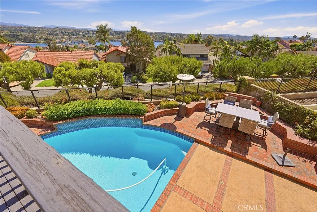 4 bed, 2.5 bath, 2602 sqft, $6,150 — Photo 1