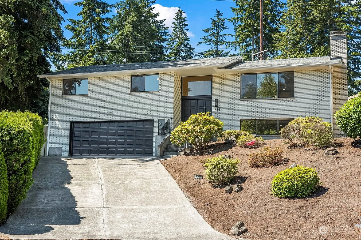 1556 Woodside Court photo 1