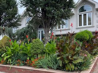 548 S Strong Ave, Lindenhurst, NY 11757
