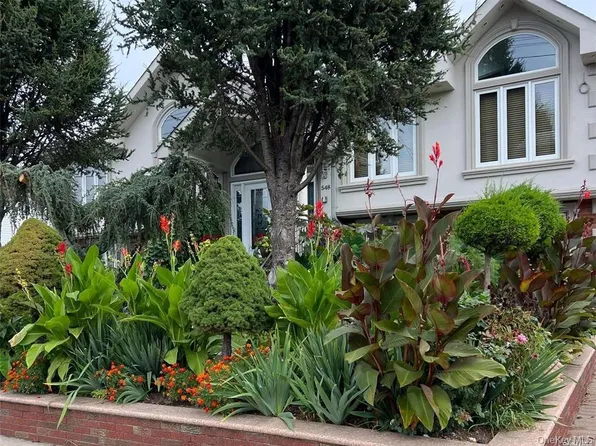 548 S Strong Ave, Lindenhurst, NY 11757