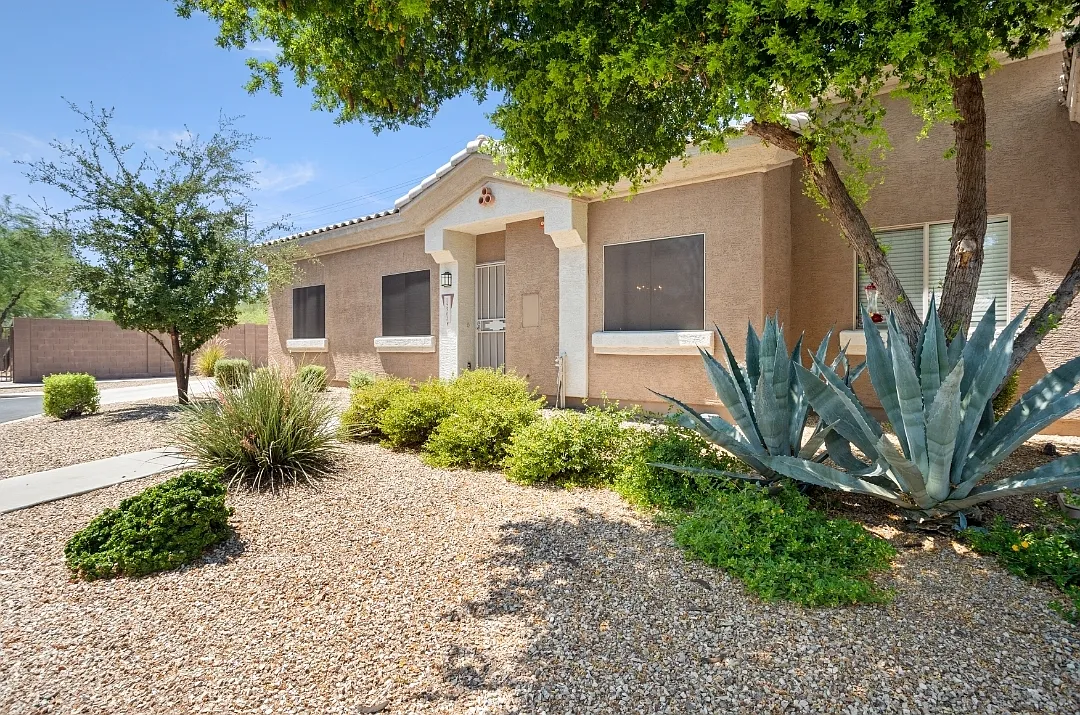 3 bed, 2.5 bath, 1353 sqft, $4,700 — Photo 2