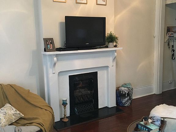 Front entrance room (with non-working fireplace)