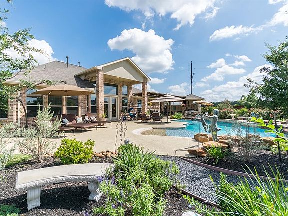 Prepair to be amazed ! Welcome to this back yard oasis