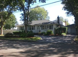 20 Warwick St, Deer Park, NY 11729
