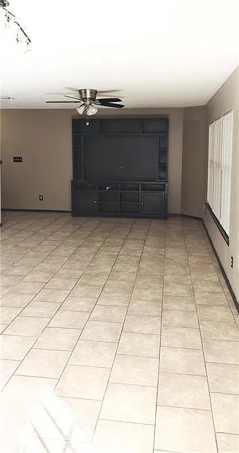 3 bed, 2.5 bath, 2160 sqft, $1,700 — Photo 3