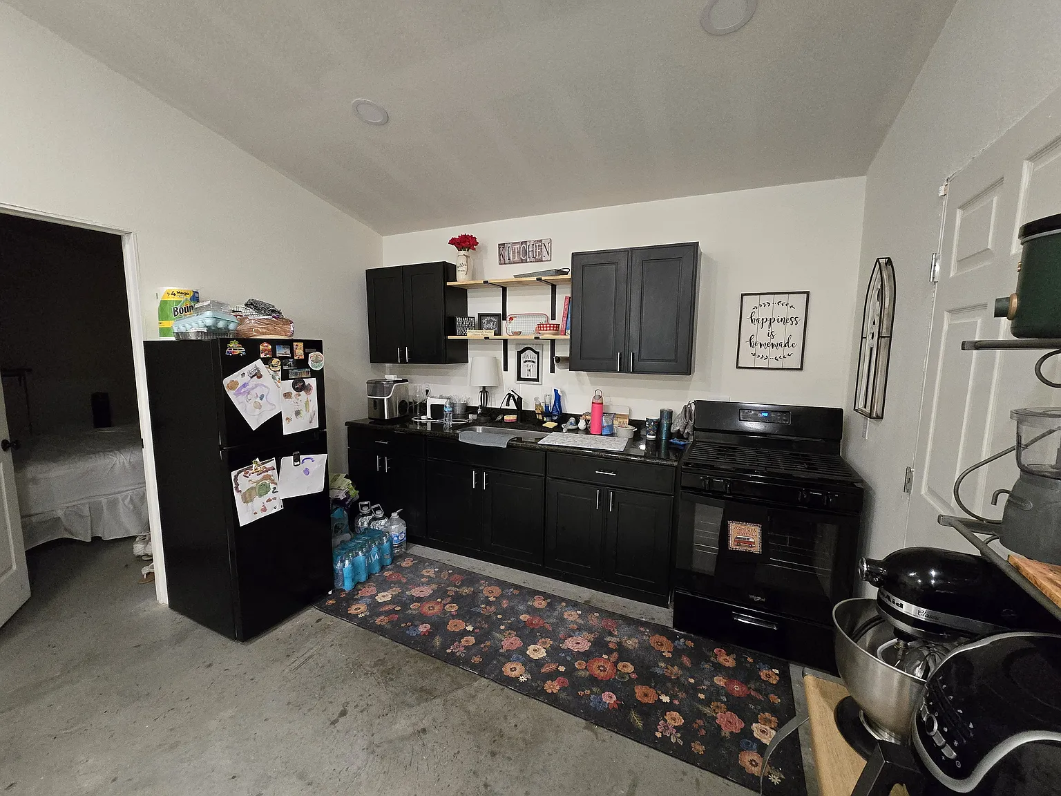 1 bed, 1050 sqft, $1,300 — Photo 4