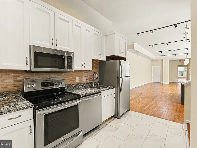 338 N Charles St — Photo 3