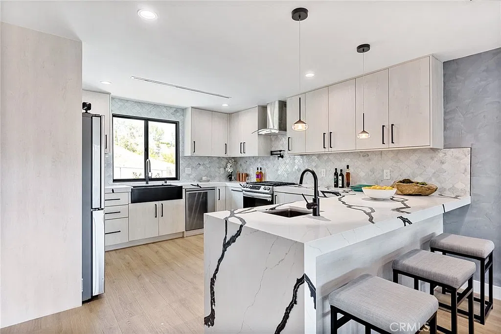 6 bed, 3802 sqft, $13,000 — Photo 4