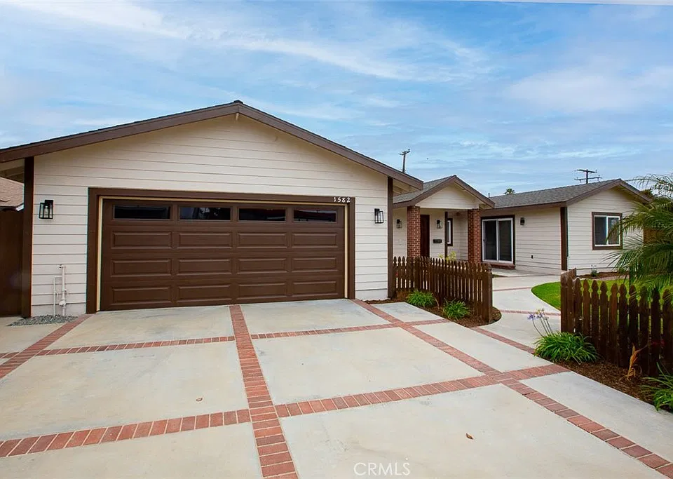1582 Elm Ave