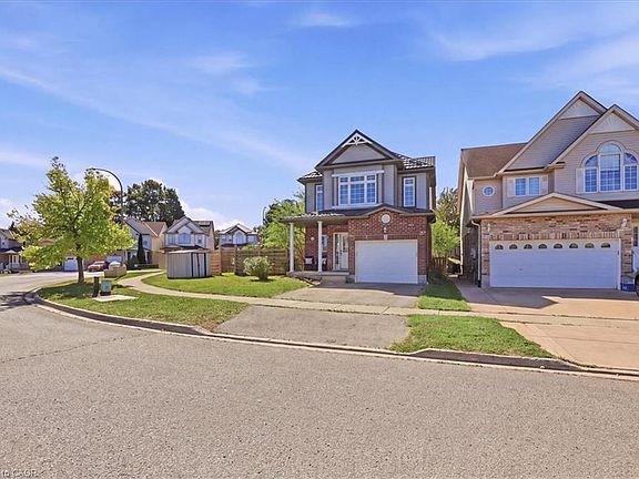 4th image of 430 Mountain Laurel Cres
