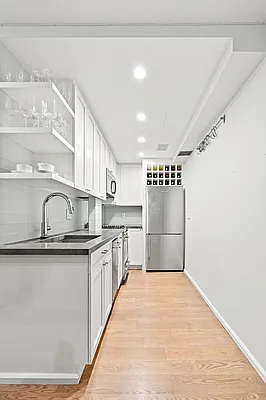 Sold by Poljan Properties Inc. | media 21