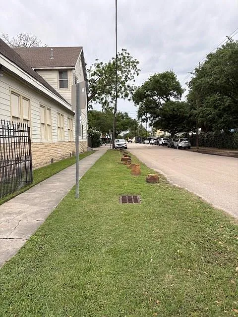 2 bed, 2.5 bath, 6398 sqft, $9,000 — Photo 4