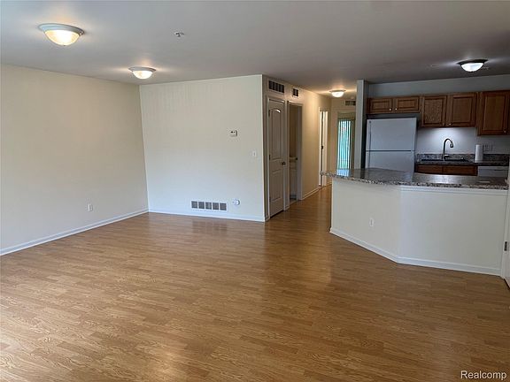 3rd image of 34086 Utica Rd