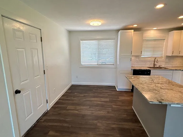 720 Kimberly Dr — Photo 4