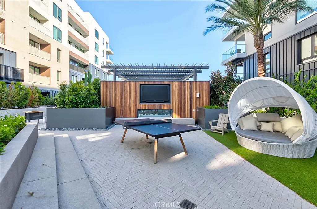 1 bed, 1.5 bath, 1410 sqft, $4,200 — Photo 3