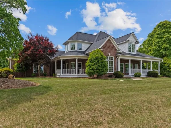 1148 Town N Country Dr, Wilkesboro, NC 28697