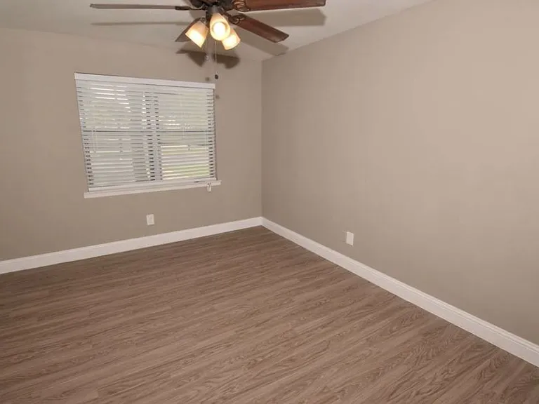 Lakeshore Villa Apartments — Photo 10