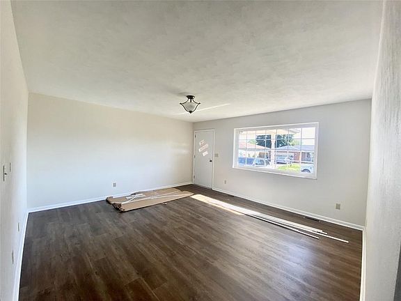 4th image of 814 W 10th St