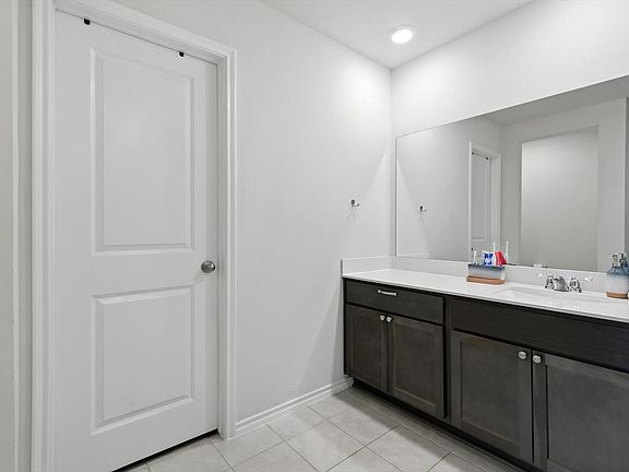 3rd image of 1317 Hutchings Ct
