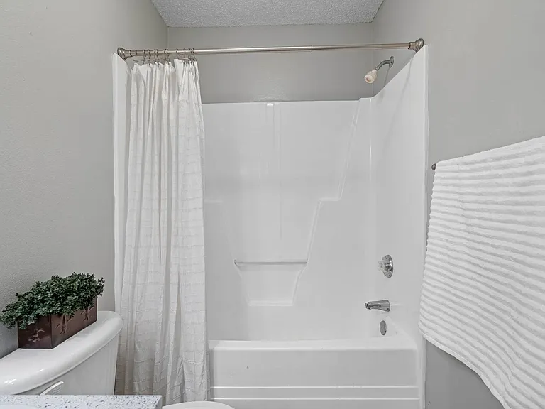 One Bedroom - 1 Bed / 1 Bath - 750 Sq.Ft.